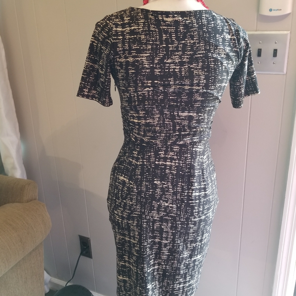 Ann Taylor v neck dress. - Picture 2 of 5